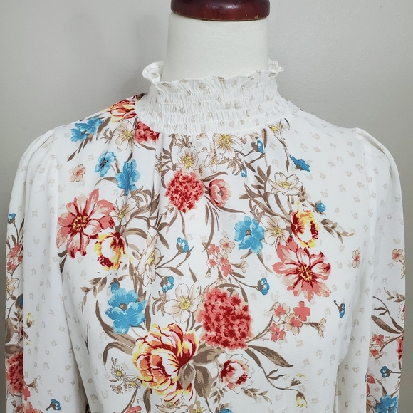 Meraki Mock Neck Smocked floral Top - Picture 3 of 12